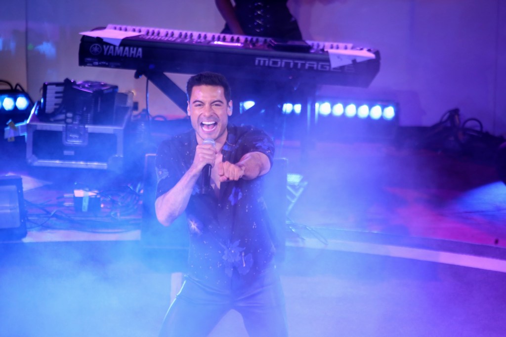 Llueven flores a Carlos Rivera en el&nbsp;Palenque